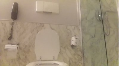 Ni bathtub pẹlu kan pupa.